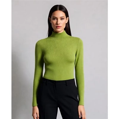 Dylunydd Merched Rhesog yn Gwau Turtlenecks